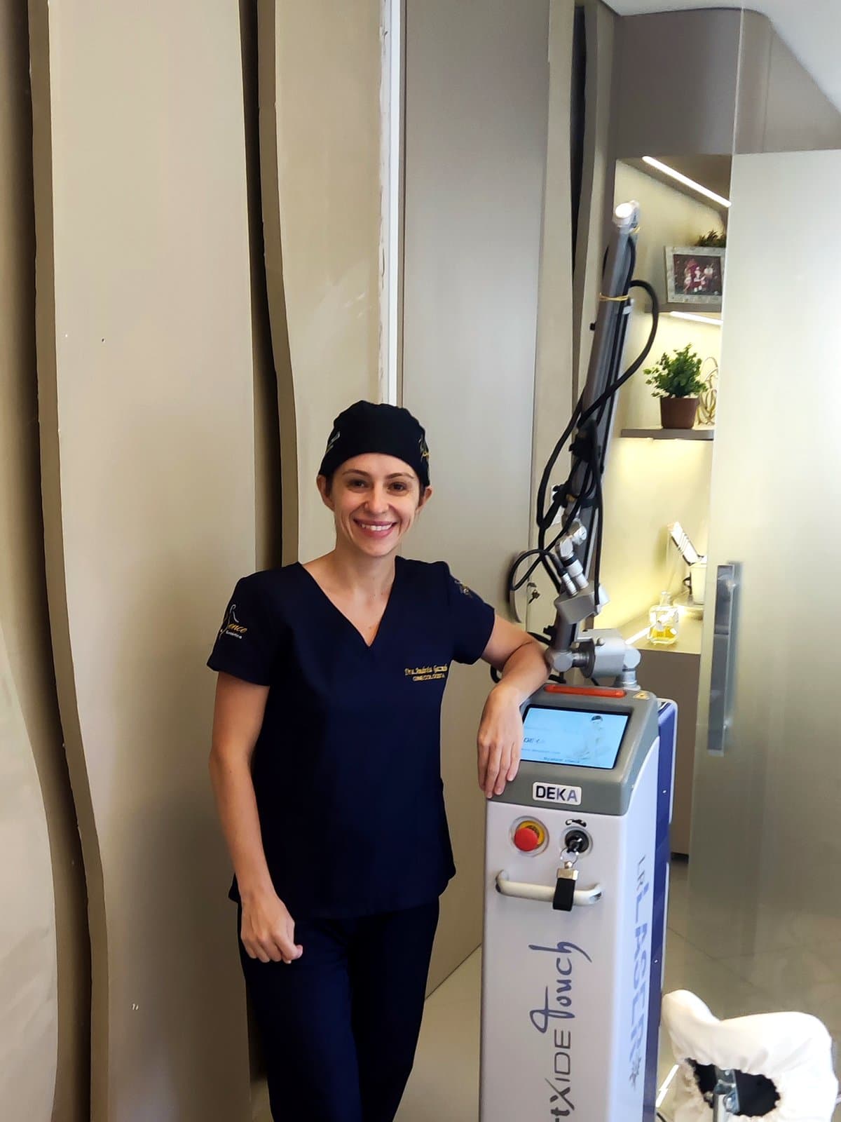 Dra. Andrea Gazzinelli ao lado do equipamento de laser CO₂ fracionado DEKA SmartXide Touch, na Clínica Gazzinelli
