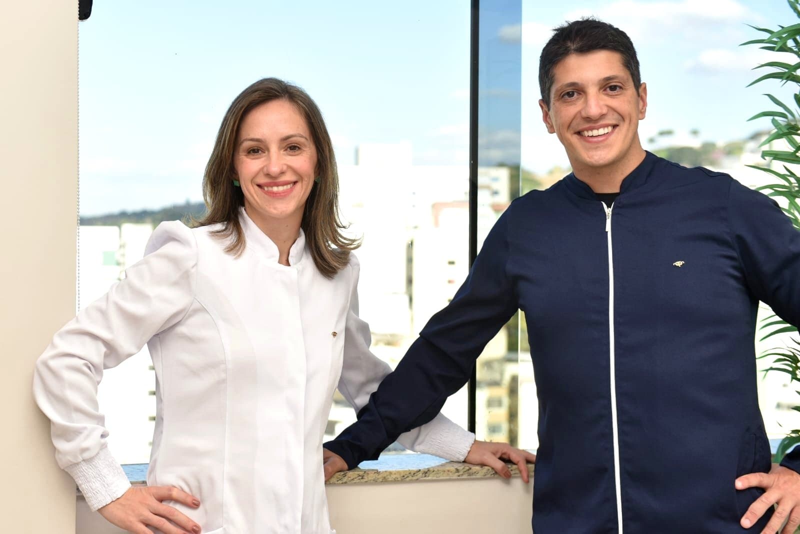 Dra. Andrea Gazzinelli e Dr. Cadu Gazzinelli na Clínica Gazzinelli, em Viçosa - MG