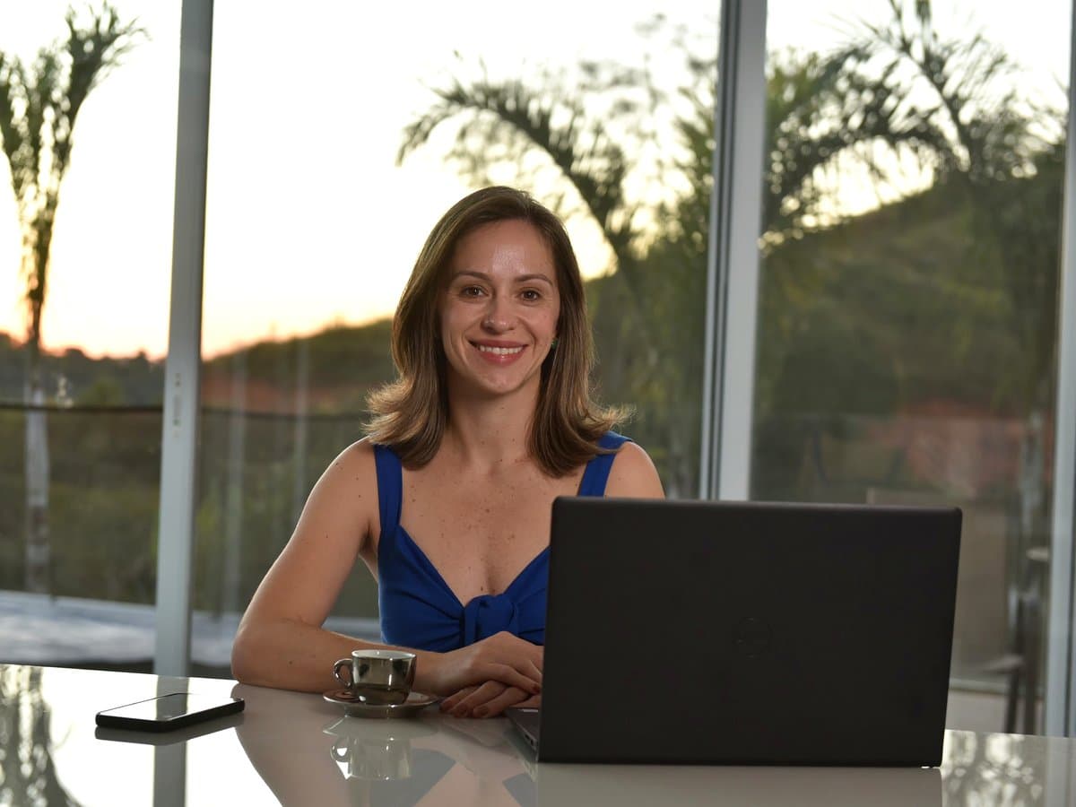 Dra. Andrea Gazzinelli trabalhando ao computador